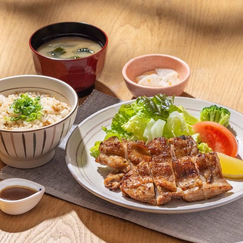 もろみチキンの炭火焼きと鶏ごぼう生姜ご飯定食